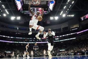Playoffs NBA: Heat aplastó a Bucks 130-117; Giannis y Herro, lesionados