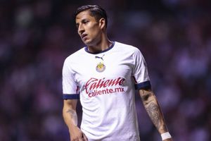 Chelís reventó a Carlos Cisneros por falla en el Chivas vs Puebla: ‘Es un baboso’