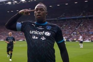 ¡QUÉ DEFINICIÓN! Usain Bolt mete gol en Old Trafford en juego benéfico