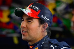Checo Pérez muestra su cuello de 'Superman' y se hace viral en redes sociales