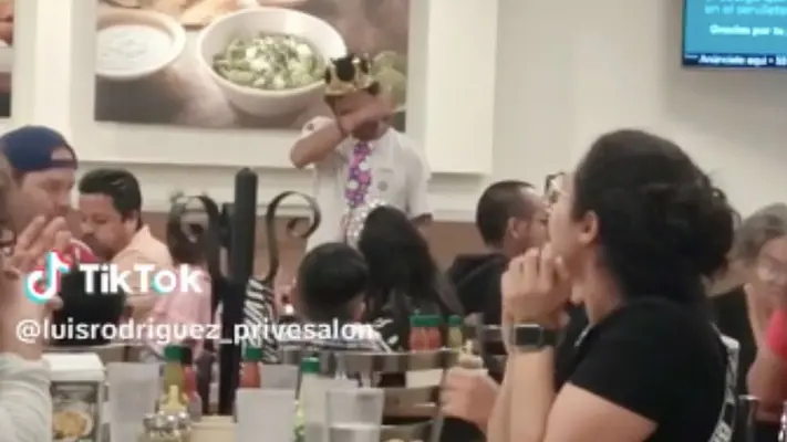 Meseros y clientes consuelan a joven que dejaron plantado en su festejo de cumpleaños