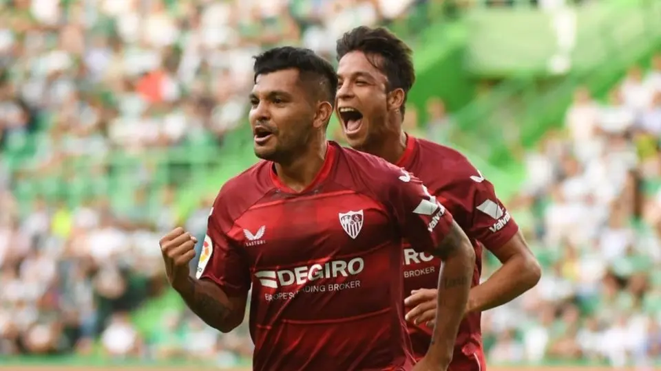 Tecatito Corona: La afición del Sevilla pide que se quede en el equipo