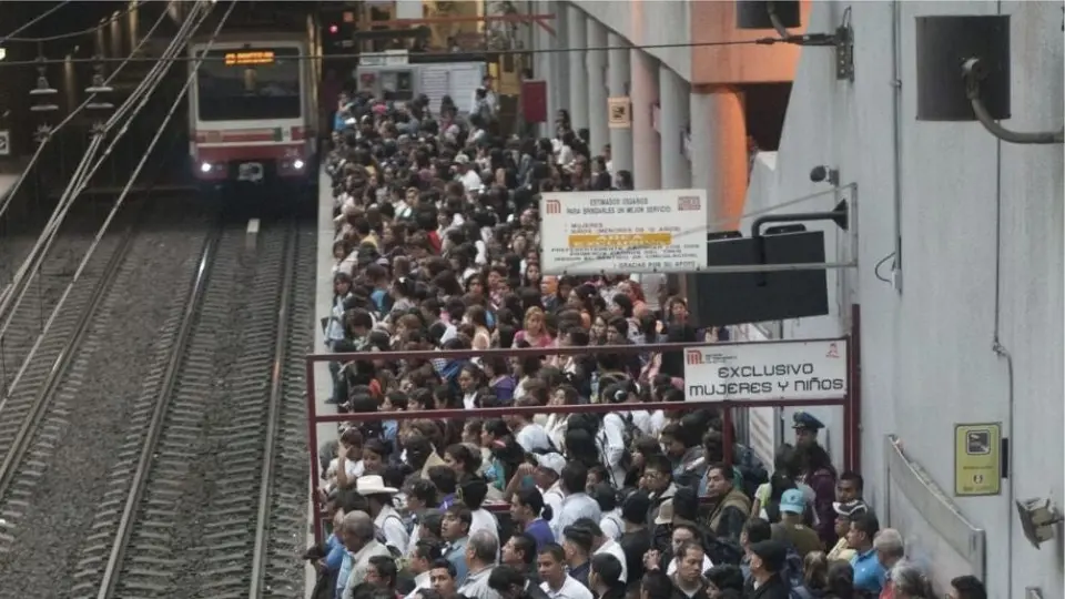 Metro de la CDMX reportó retrasos en las Lineas 9 y A por el retiro de un convoy