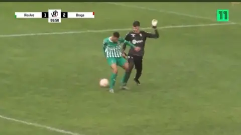 Arquero del Braga Sub-23 humilló a delantero dos veces en el área