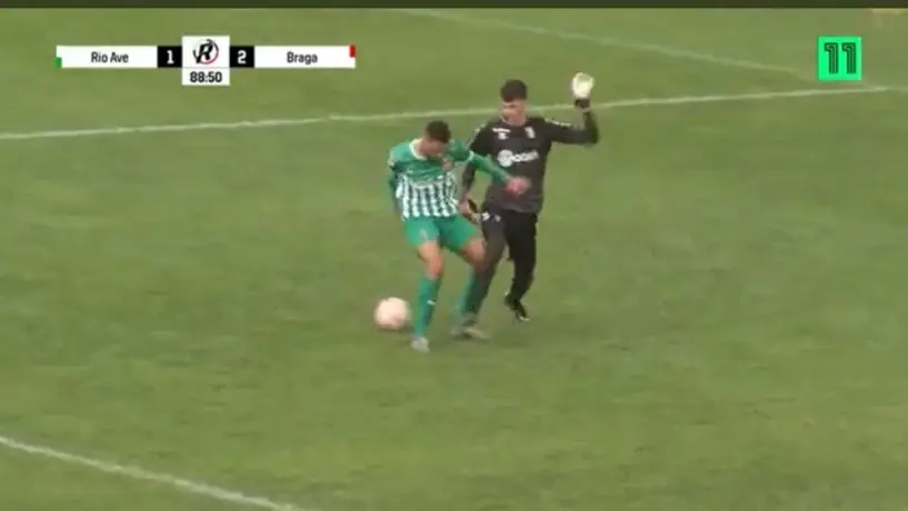 Arquero del Braga Sub-23 humilló a delantero dos veces en el área