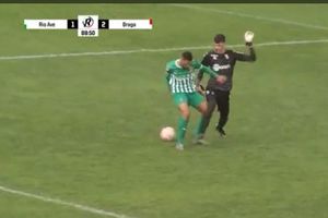 Arquero del Braga Sub-23 humilló a delantero dos veces en el área