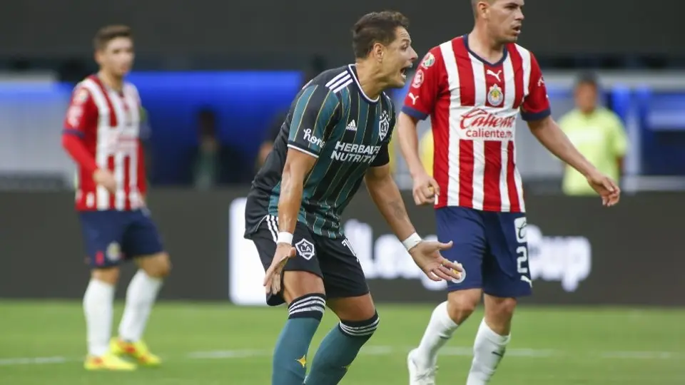 Chicharito Hernández se lesionó y es duda para el Clásico contra el LAFC