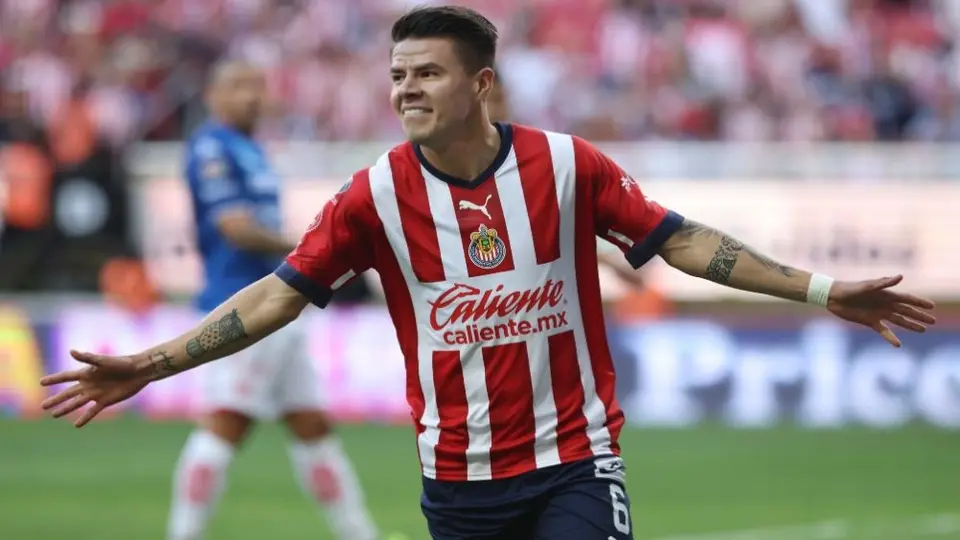 Chivas sufre ante Necaxa pero se lleva los tres puntos