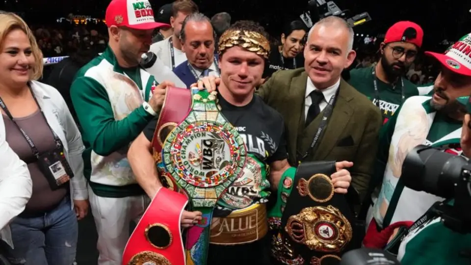 Eddie Hearn confirmó 'obsesión' del Canelo Álvarez con la revancha frente a Bivol