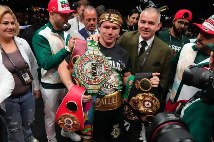 Eddie Hearn confirmó 'obsesión' del Canelo Álvarez con la revancha frente a Bivol