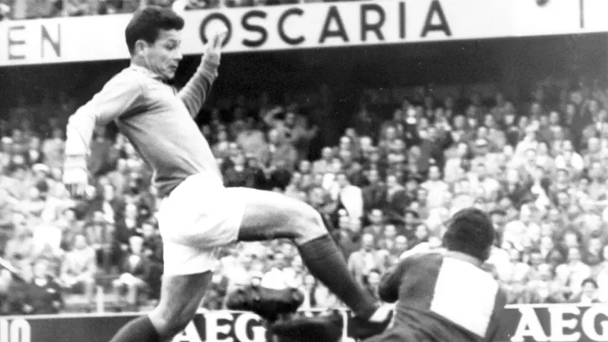Just Fontaine trata de vencer al arquero brasileño Gilmar en Suecia 58 | AP