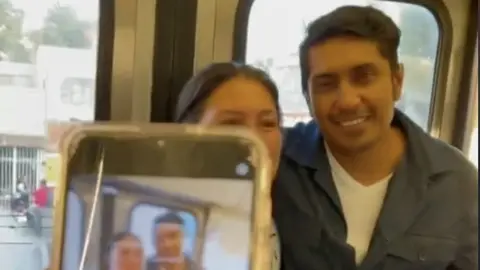 Tenoch Huerta, actor de Black Panther: Wakanda Forever, viajó en el metro de la CDMX