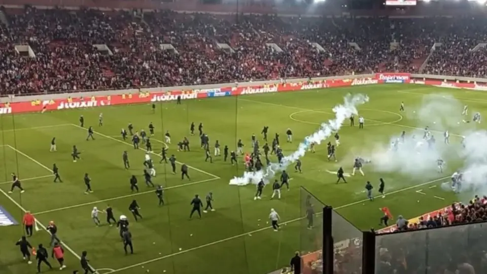 Orbelín Pineda: Duelo entre AEK y Olympiacos terminó con pelea entre aficionados y policías