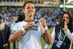 'Chicharito' Hernández cumple 35 años y el gremio futbolístico lo felicita