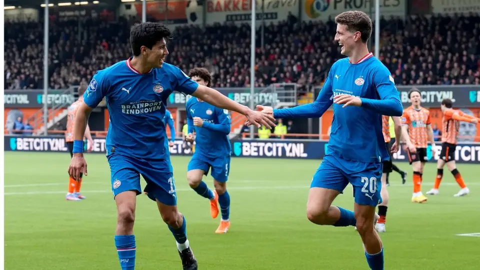 Érick Gutiérrez dio pase de gol en victoria del PSV que mete presión al Ajax
