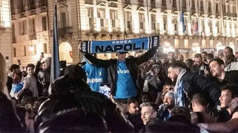 Piloto dibuja el escudo del Napoli en su trayectoria para celebrar el Scudetto
