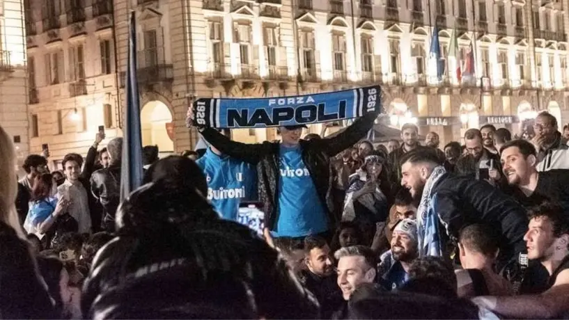 Piloto dibuja el escudo del Napoli en su trayectoria para celebrar el Scudetto