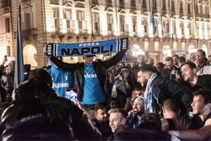 Piloto dibuja el escudo del Napoli en su trayectoria para celebrar el Scudetto