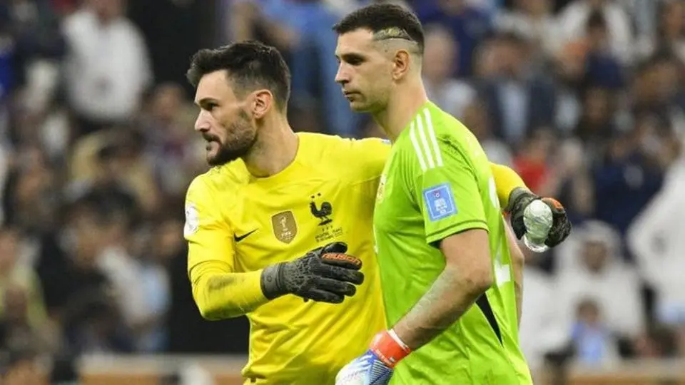 Lloris 'reventó al Dibu Martínez: 'Yo no sé hacer estupideces en el arco'