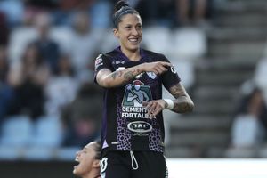 Jenni Hermoso, del Pachuca, enciende las redes sociales con sorprendente topless