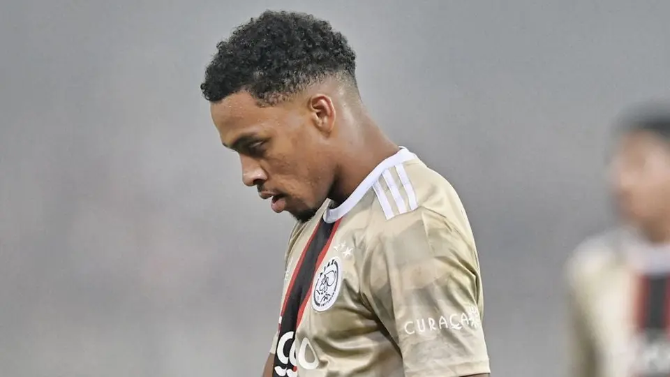 Edson Álvarez y el Ajax "hacen el ridículo"; según la prensa neerlandesa