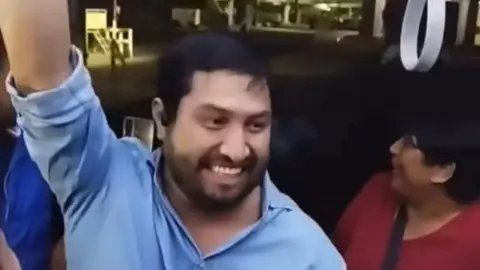 Julión Álvarez canta 'palomazo' en autobús del aeropuerto de Guadalajara