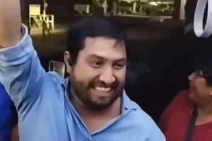 Julión Álvarez canta 'palomazo' en autobús del aeropuerto de Guadalajara