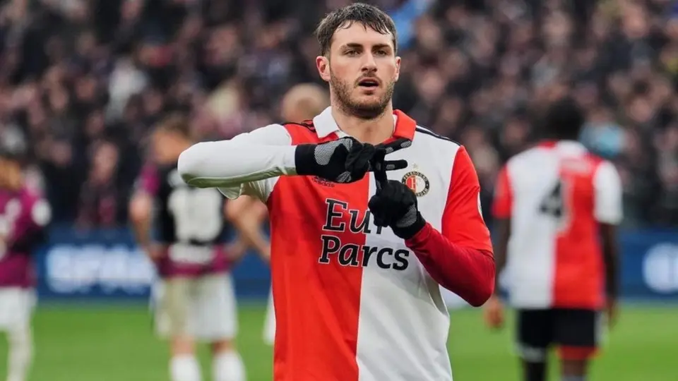 DT del Feyenoord no descarta la salida de Santi Giménez: 'Es inevitable'