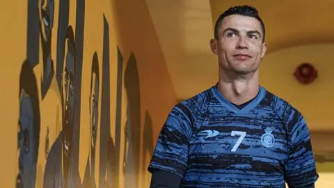 Cristiano Ronaldo celebró sus 38 años con sus compañeros del Al-Nassr