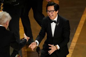 Oscar 2023: Harrison Ford y Ke Huy Quan se reencontraron casi 40 años después de “Indiana Jones”