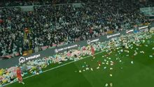 Aficionados de Besiktas arrojan peluches para niños afectados por terremoto en Turquía