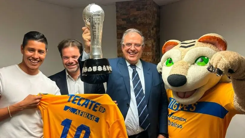 Marcelo Ebrard presume foto con el trofeo de campeón de Tigres