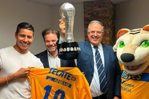 Marcelo Ebrard presume foto con el trofeo de campeón de Tigres