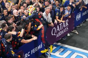 Checo Pérez: Red Bull abandona a Verstappen para festejar con el mexicano
