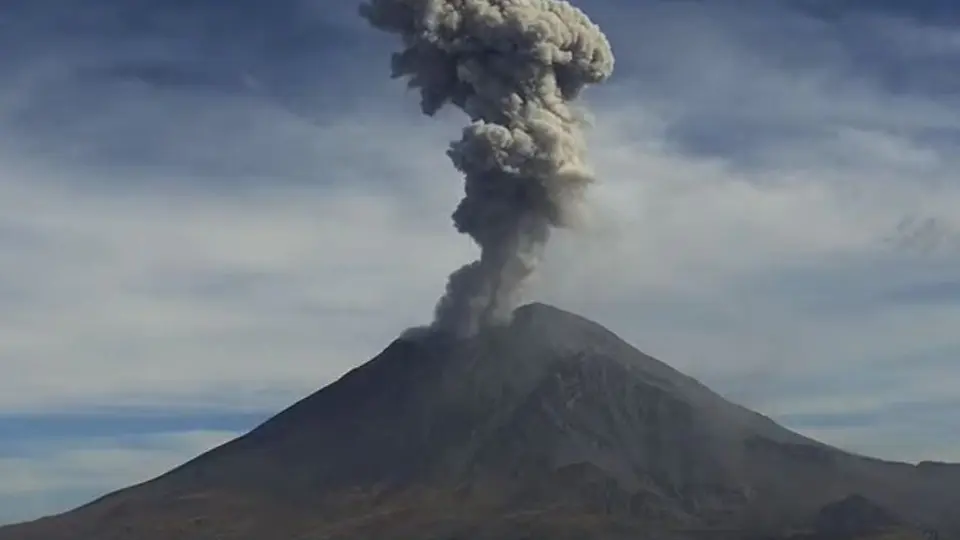 Volcán Popocatépetl pone en alerta a la CDMX por emisión de ceniza