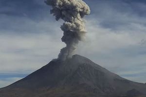 Volcán Popocatépetl pone en alerta a la CDMX por emisión de ceniza