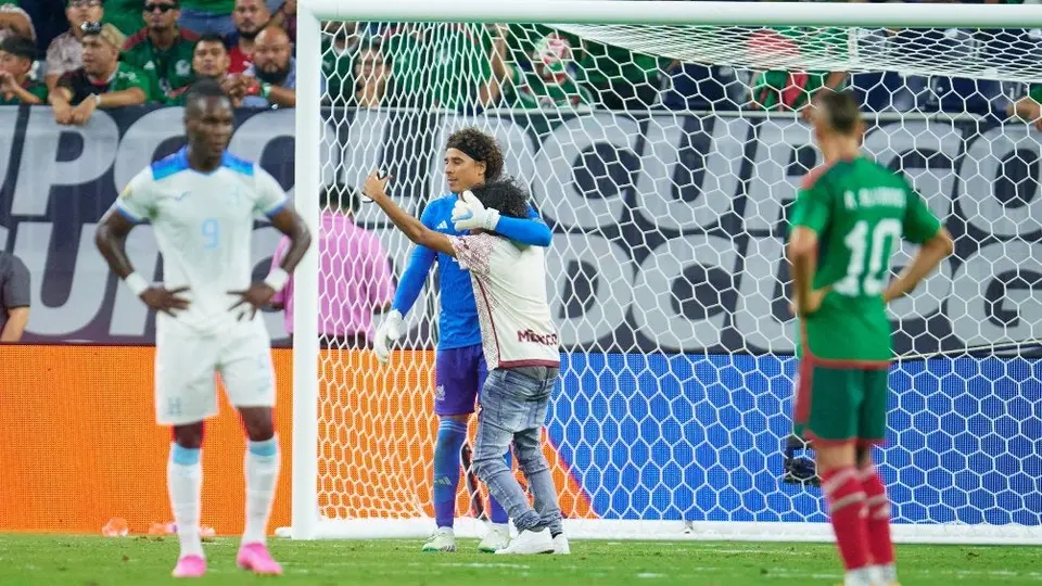 ¡Cariño hacia Ochoa! Aficionado salta al campo para tomarse foto con el portero del Tri