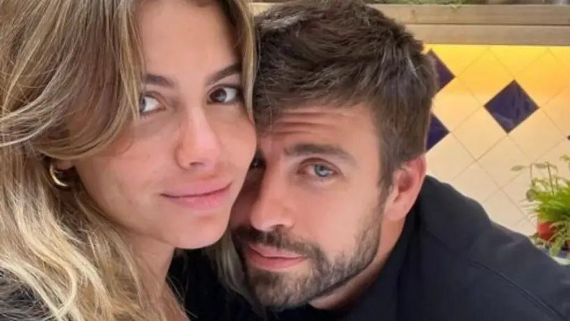 Clara Chía se pega con un anuncio en la calle y Piqué estalla con carcajada