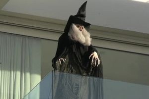 Shakira colocó una bruja en su casa que mira hacia la casa de la mamá de Piqué