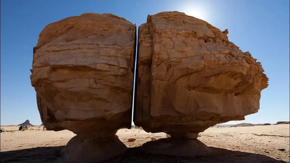 ¿Qué es la roca de Al Naslaa en Arabia Saudita y por qué es tan peculiar?