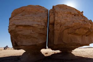 ¿Qué es la roca de Al Naslaa en Arabia Saudita y por qué es tan peculiar?