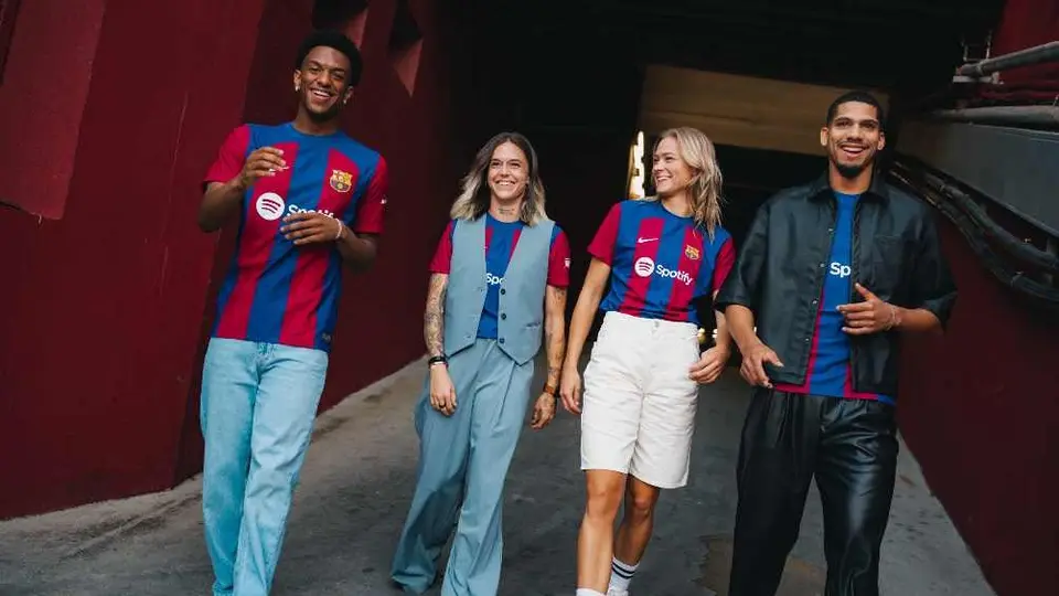 Barcelona homenajea a su primer equipo femenil con su nueva playera