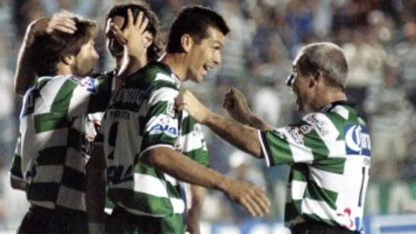 Jared Borgetti celebra uno de sus goles en Santos Laguna con el Pony Ruiz | MEXSPORT