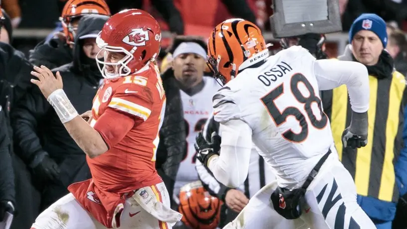 Joseph Ossai destrozado tras saber que su falta les dio el partido a los Chiefs