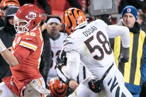 Joseph Ossai destrozado tras saber que su falta les dio el partido a los Chiefs