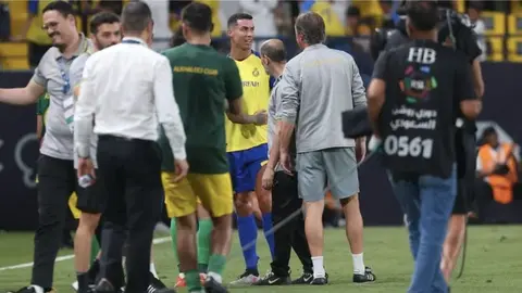 Cristiano Ronaldo empujó a miembro del cuerpo técnico rival tras pedirle una foto