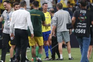 Cristiano Ronaldo empujó a miembro del cuerpo técnico rival tras pedirle una foto