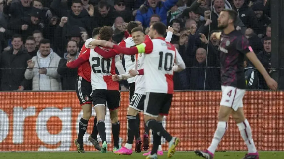 Europa League: Santi Giménez y el Feyenoord derrotaron a la Roma en los Cuartos de Ida