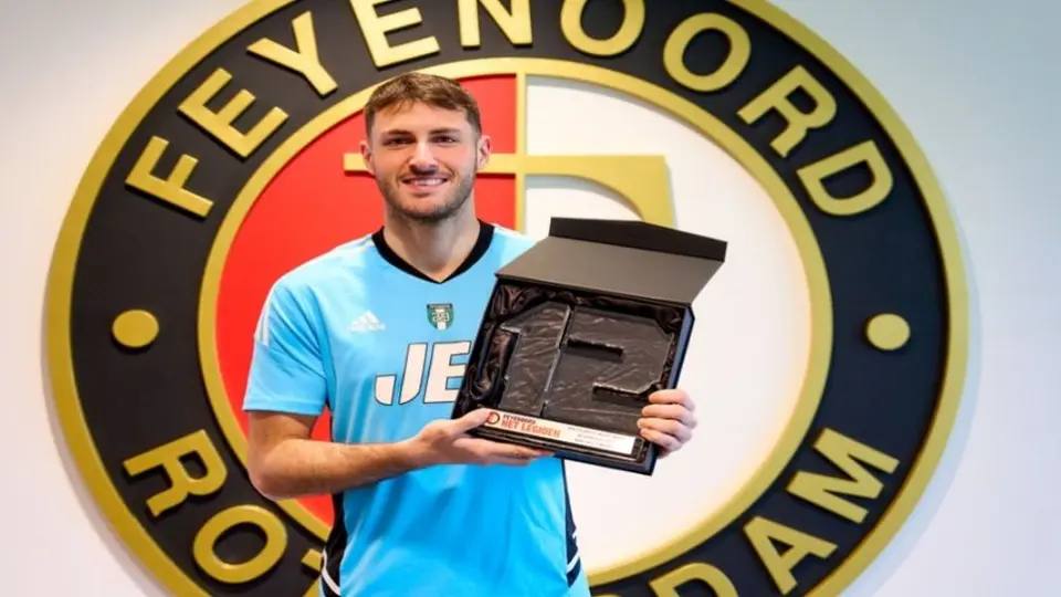 ¡Con cuidado, Santi! Feyenoord entrega a Giménez premio al jugador del mes reparado