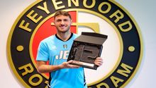 ¡Con cuidado, Santi! Feyenoord entrega a Giménez premio al jugador del mes reparado